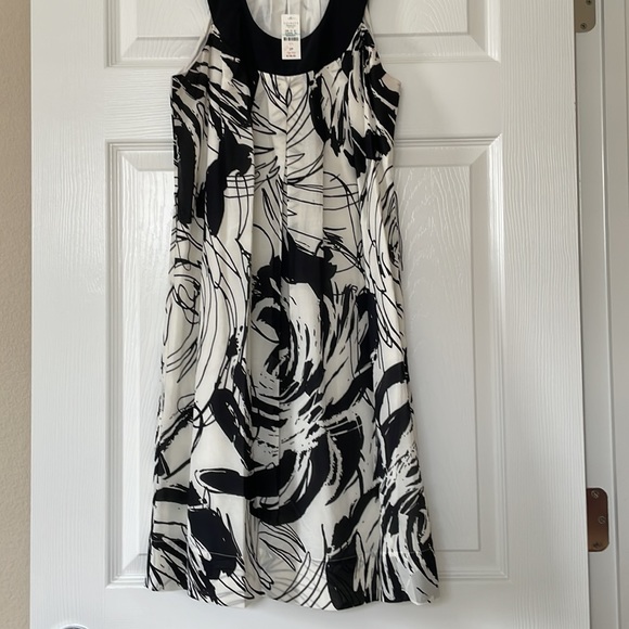 TALBOTS BLACK AND WHITE SLEEVELESS, PLEATED SCOOP NECK, LINED DRESSE WITH SASH - Picture 5 of 16